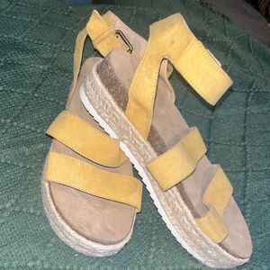 Yellow Universal Thread platform sandals! Size 7 1/2.